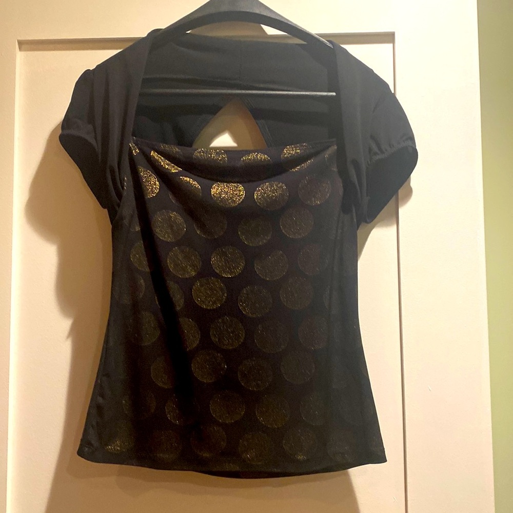 Ladies top by Ripe. No size tags (small)